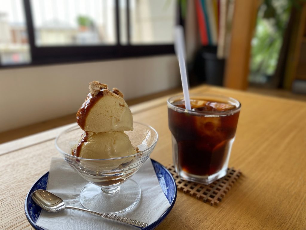 酒粕パフェ（塩キャラメル）とアイスコーヒー